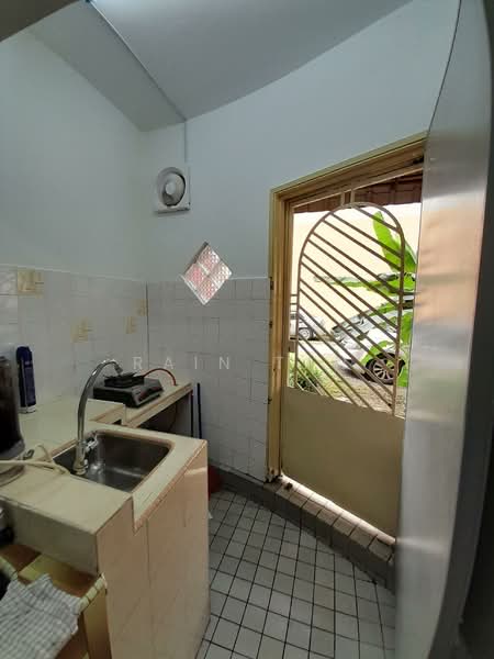 Rumah Flat untuk Disewa di Taman Sri Endah Flat - Rain Tan - Kitchen - PropertyGuru.com.my
