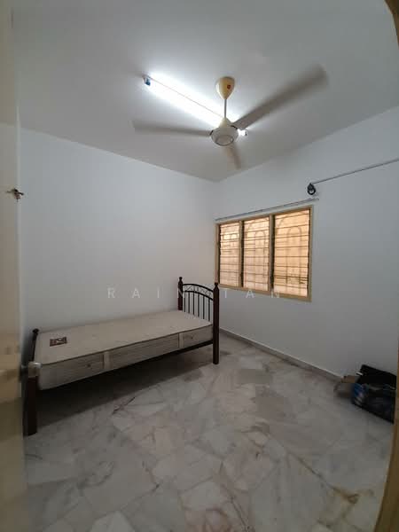 Rumah Flat untuk Disewa di Taman Sri Endah Flat - Rain Tan - Bedroom - PropertyGuru.com.my