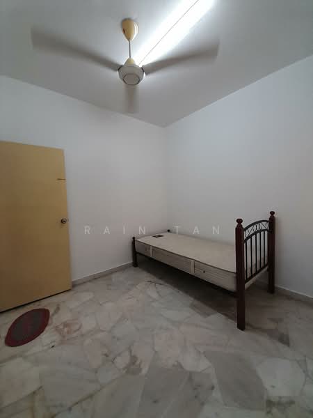 Rumah Flat untuk Disewa di Taman Sri Endah Flat - Rain Tan - Bedroom - PropertyGuru.com.my