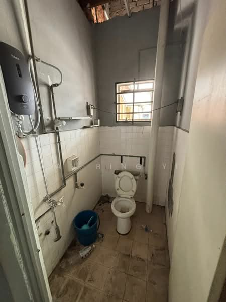 Terrace Factory for Rent in Taman Perindustrian Kota Puteri (Masai) - Tan Bing Yi - Bathroom - PropertyGuru.com.my
