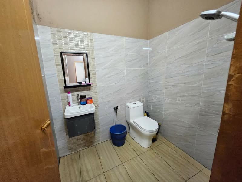 Rumah Teres 1 Tingkat untuk Dijual di Taman Sikamat Jaya (Sikamat) - Naufal Ahmad Azahari - Bathroom - PropertyGuru.com.my