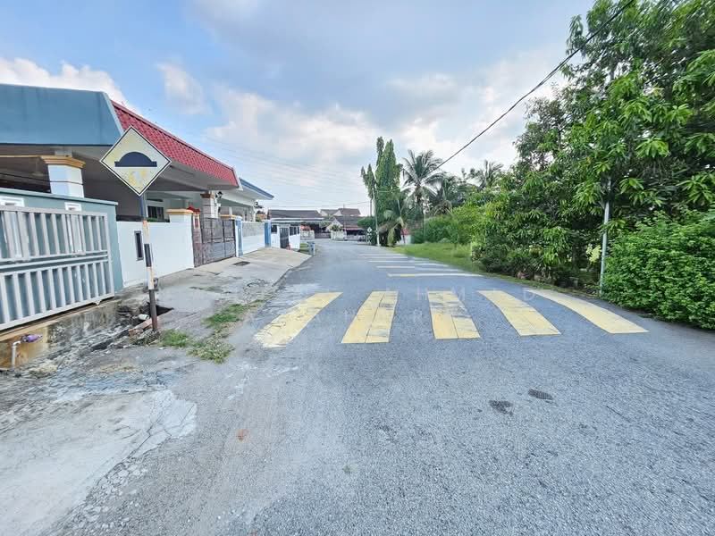 Rumah Teres 1 Tingkat untuk Dijual di Taman Sikamat Jaya (Sikamat) - Naufal Ahmad Azahari - Street (front right) - PropertyGuru.com.my