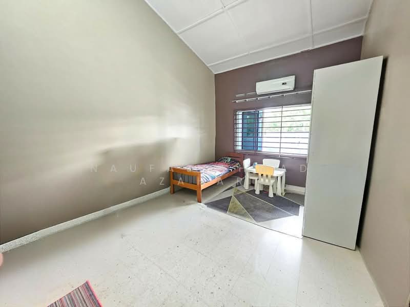 Rumah Teres 1 Tingkat untuk Dijual di Taman Sikamat Jaya (Sikamat) - Naufal Ahmad Azahari - Bedroom 1 - PropertyGuru.com.my