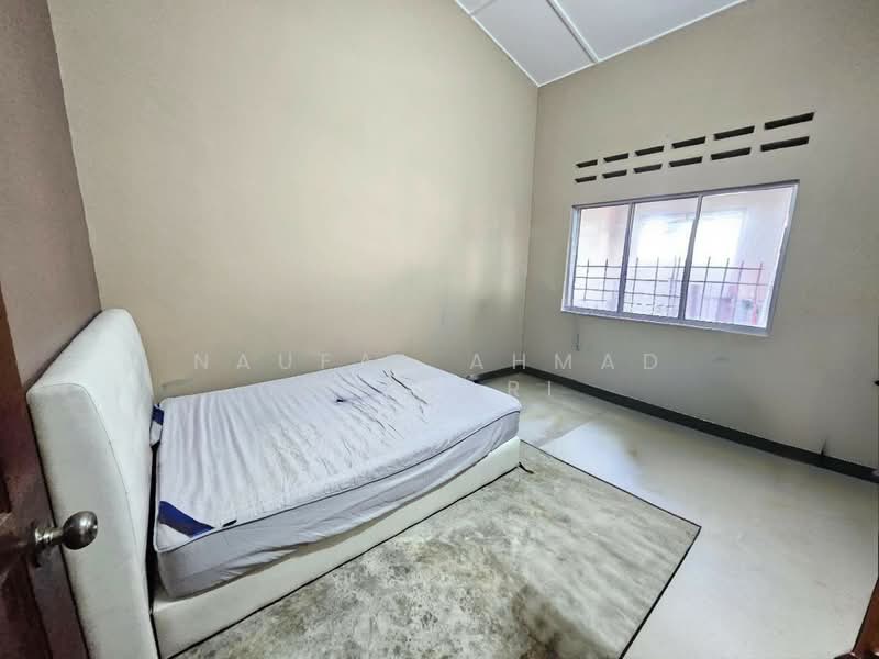 Rumah Teres 1 Tingkat untuk Dijual di Taman Sikamat Jaya (Sikamat) - Naufal Ahmad Azahari - Bedroom 2 - PropertyGuru.com.my