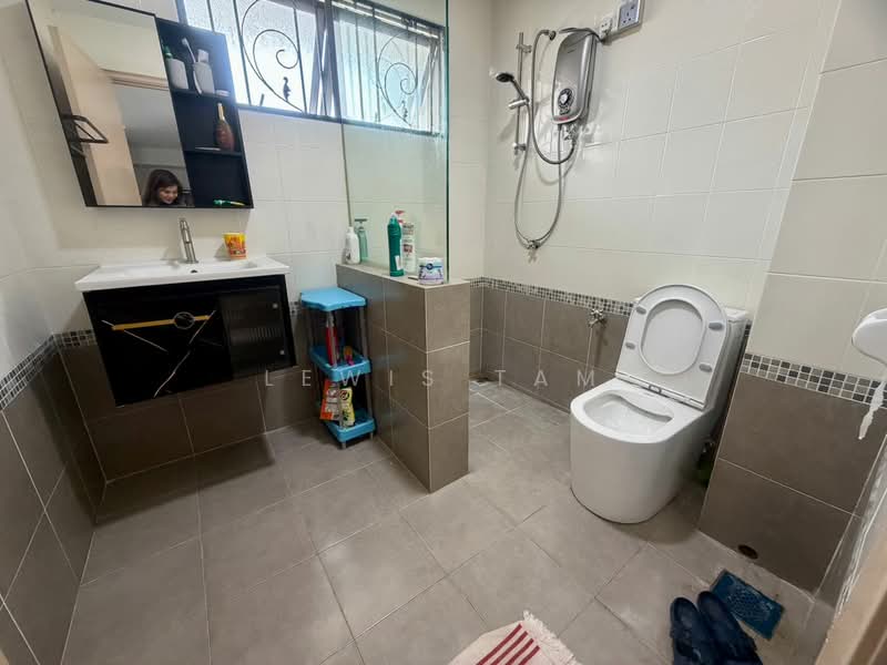 2.5-storey Terraced House for Sale in Taman Bukit Serdang (Seri Kembangan) - Lewis Tam - Bathroom - PropertyGuru.com.my