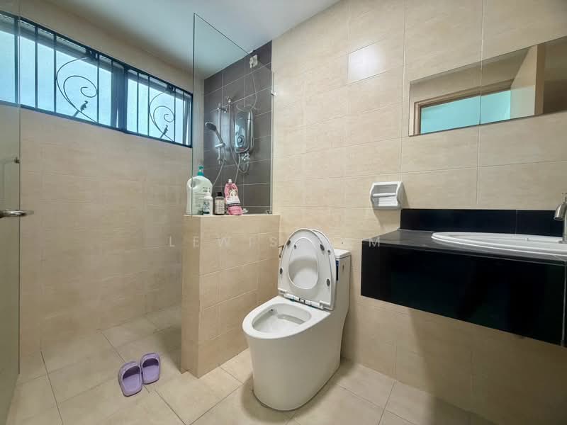 2.5-storey Terraced House for Sale in Taman Bukit Serdang (Seri Kembangan) - Lewis Tam - Bathroom - PropertyGuru.com.my