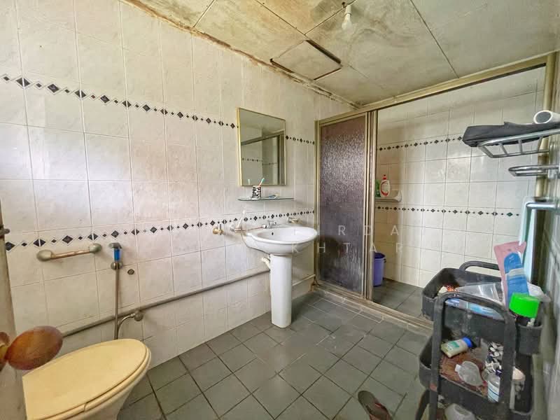 Bungalow for Sale in Seksyen 17 (Petaling Jaya) - Akramin Firdaus Bin Mokhtar - Bathroom - PropertyGuru.com.my