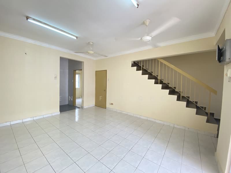 2-storey Terraced House for Sale in TAMAN PUCHONG UTAMA (Puchong) - Jennifer Chen - Living Room - PropertyGuru.com.my