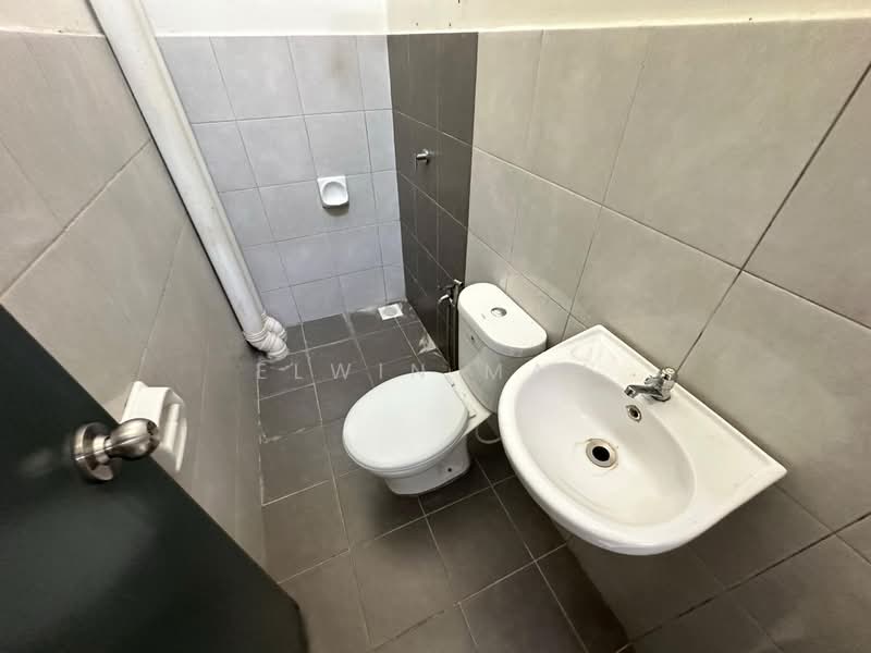 Rumah Teres 2 Tingkat untuk Dijual di Taman Sari Alamanda (Serendah) - Elwin Mah - Bathroom - PropertyGuru.com.my