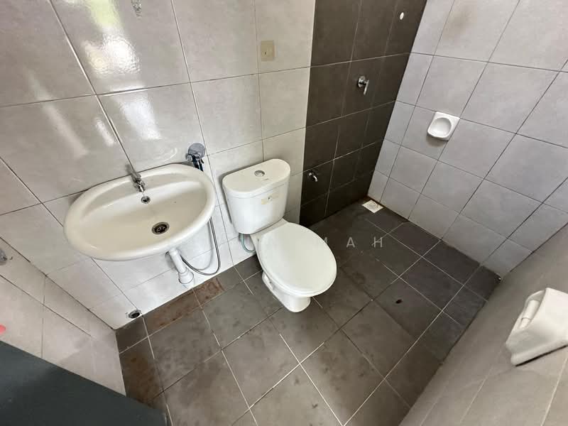 Rumah Teres 2 Tingkat untuk Dijual di Taman Sari Alamanda (Serendah) - Elwin Mah - Bathroom - PropertyGuru.com.my