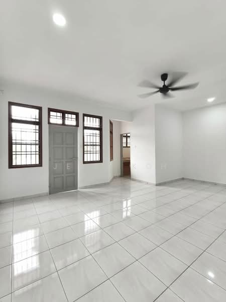 Rumah Teres 2 Tingkat untuk Disewa di Taman Desa Cemerlang (Ulu Tiram) - Jessy Koh - Living Room - PropertyGuru.com.my