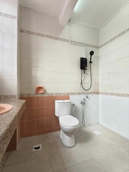 Rumah Teres 2 Tingkat untuk Disewa di Taman Desa Cemerlang (Ulu Tiram) - Jessy Koh - Bathroom - PropertyGuru.com.my