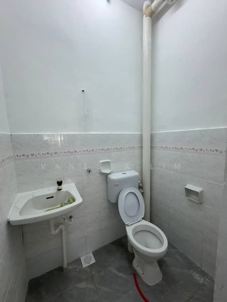 1-storey Terraced House for Sale in Taman Flora Heights (Pasir Gudang) - Vanessa Lim - Bathroom - PropertyGuru.com.my