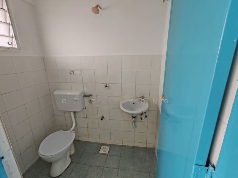 Flat for Sale at Taman Petaling Utama Flat - C. C. Leong - Bathroom - PropertyGuru.com.my