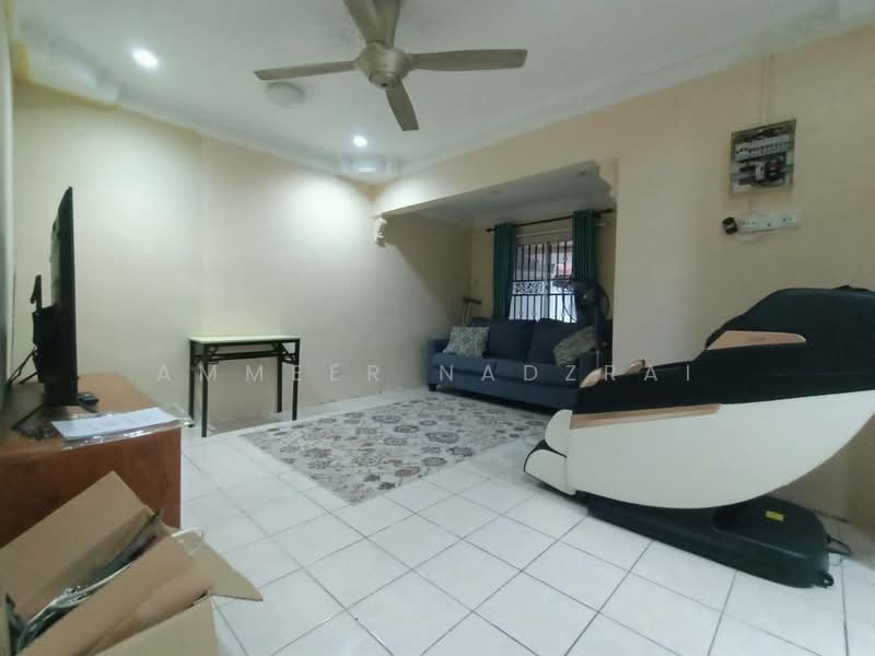 Rumah Teres 2 Tingkat untuk Dijual di Taman Lestari Putra (Seri Kembangan) - Ammeer Nadzrai - Living Room - PropertyGuru.com.my