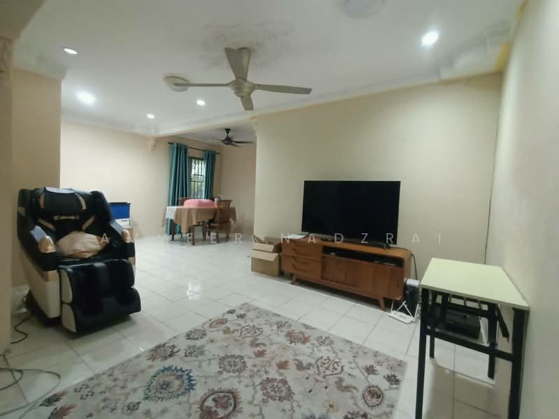 Rumah Teres 2 Tingkat untuk Dijual di Taman Lestari Putra (Seri Kembangan) - Ammeer Nadzrai - Living Room - PropertyGuru.com.my