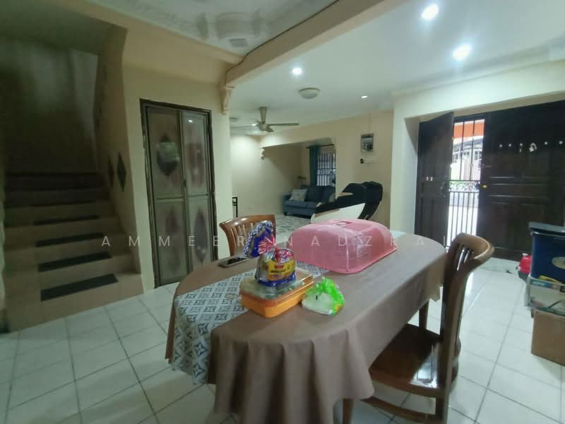 Rumah Teres 2 Tingkat untuk Dijual di Taman Lestari Putra (Seri Kembangan) - Ammeer Nadzrai - Dining Room - PropertyGuru.com.my