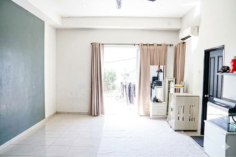 Rumah Teres 2-Tingkat untuk Dijual di Perdana College Heights (Mantin) - Ewat Khairul - Living Room - PropertyGuru.com.my