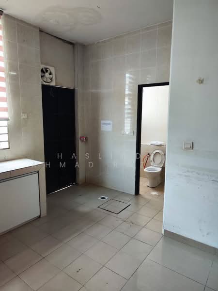 3-storey Terraced House for Sale in Bangi (Selangor) - Haslinda Ahmad Razali - Bathroom - PropertyGuru.com.my