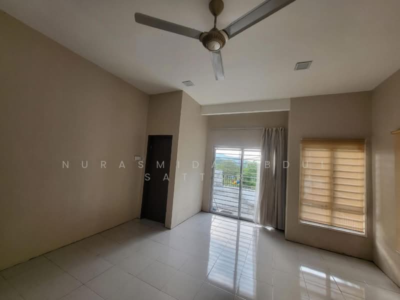 Rumah Teres 2 Tingkat untuk Dijual di Taman Gadong Jaya (Labu) - Nurasmida Abdul Sattar - Living Room - PropertyGuru.com.my