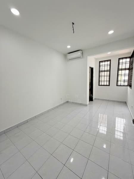 Pangsapuri untuk Dijual di Vista Seri Alam - Lee Chin Wong - Living Room - PropertyGuru.com.my