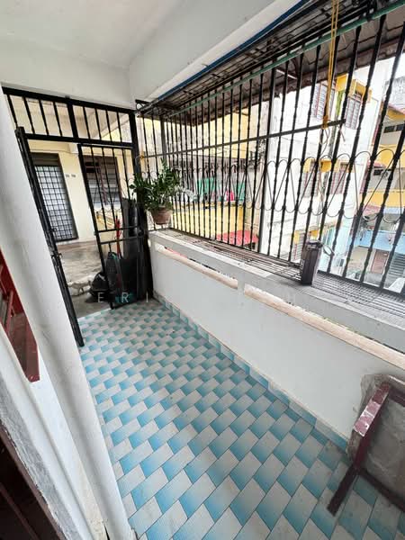 Rumah Flat untuk Disewa di Flat Taman Perling - Eric Seah - Balcony - PropertyGuru.com.my