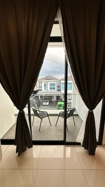 Cluster House for Rent in Austin Crest (Johor Bahru) - Wennes Go - Balcony - PropertyGuru.com.my