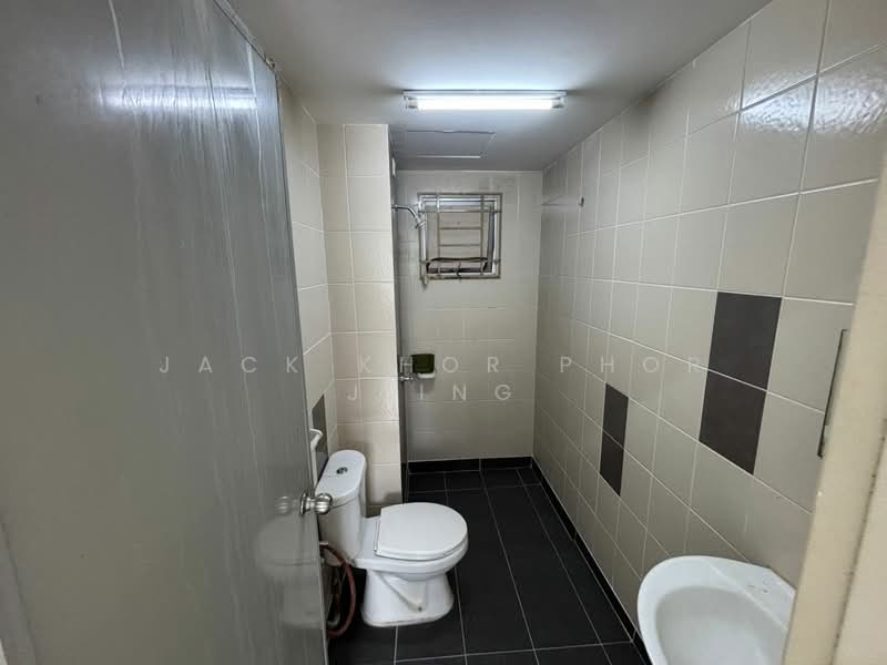 Apartment for Rent at Seri Baiduri - Jack Khor Phor Jiing - Bathroom - PropertyGuru.com.my