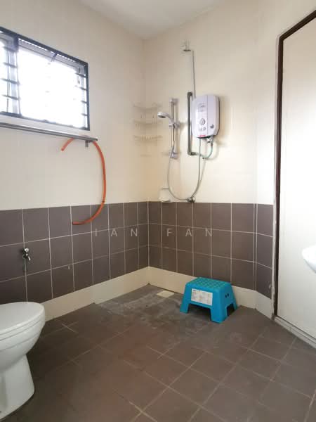 2-storey Terraced House for Sale in Taman Alam Putra (Seri Kembangan) - Ian Fan - Bathroom - PropertyGuru.com.my