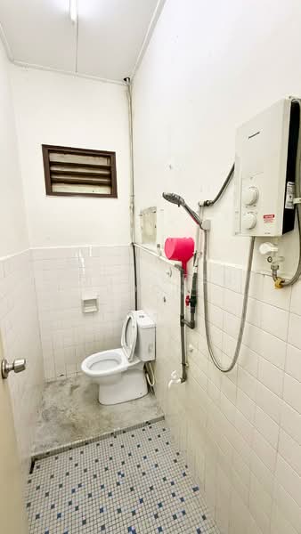 1-storey Terraced House for Rent in Taman Pelangi (Johor Bahru) - Pooi Leen Voon - Bathroom - PropertyGuru.com.my