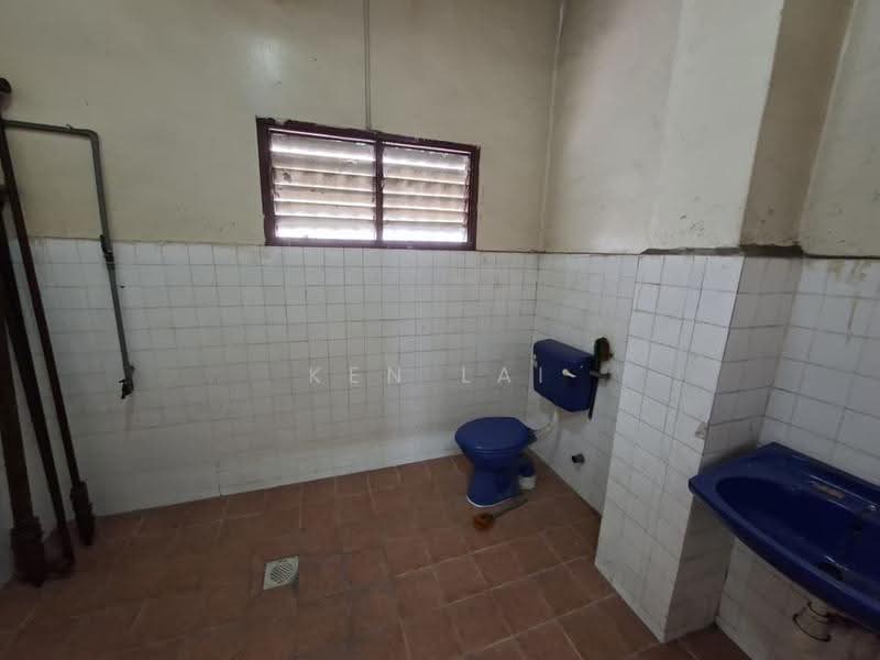 Rumah Teres 2-Tingkat untuk Dijual di Taman Wahyu (Batu Caves) - Ken Lai - Bathroom - PropertyGuru.com.my