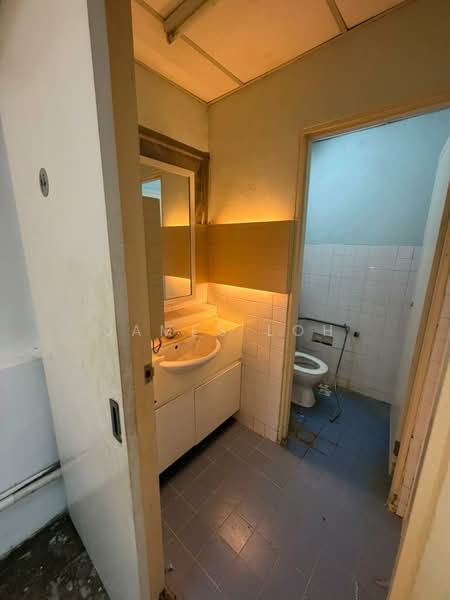 Kilang untuk Disewa di Taman Industri Selesa Jaya (Balakong) - James Loh - Bathroom - PropertyGuru.com.my