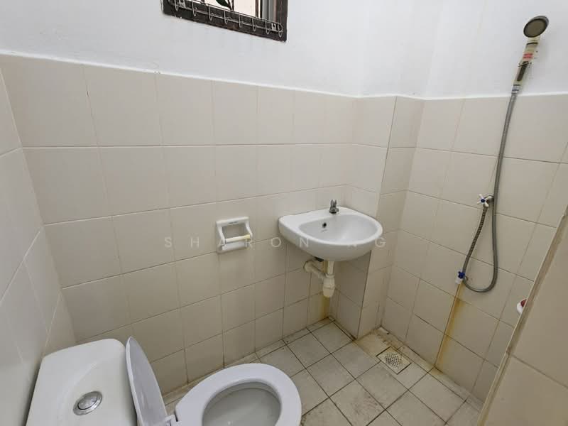 Rumah Teres 2 Tingkat untuk Dijual di Taman Kempas Indah (Tebrau) - Sharon Ng - Bathroom - PropertyGuru.com.my