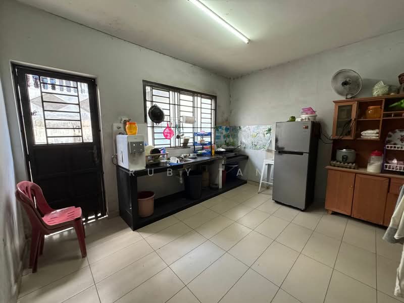 Rumah Teres 2 Tingkat untuk Dijual di Taman Bukit Kempas (Tampoi) - Ruby Tan - Kitchen - PropertyGuru.com.my