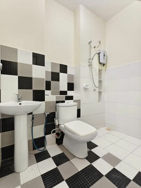 Rumah Teres 2 Tingkat untuk Dijual di Taman Setia Indah (Tebrau) - Wallace Ang - Bathroom - PropertyGuru.com.my