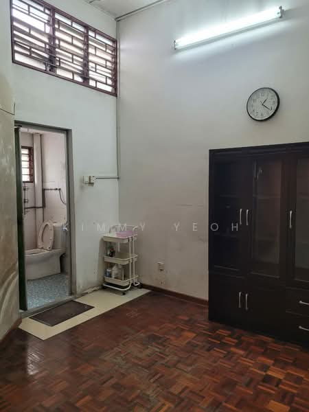 Rumah Teres 2 Tingkat untuk Dijual di Pandamaran (Klang) - Kimmy Yeoh - Living 1st floor 1 toilet - PropertyGuru.com.my