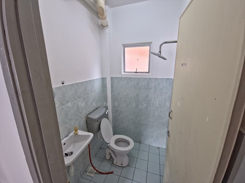 Pangsapuri untuk Dijual di Astana Alam Apartment 3 - Zamani Ishak - Bathroom - PropertyGuru.com.my