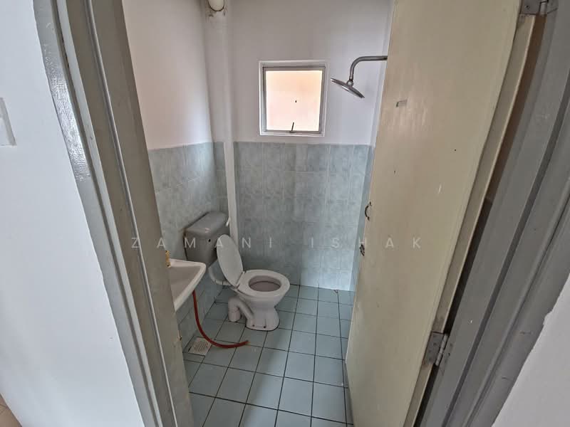 Pangsapuri untuk Dijual di Astana Alam Apartment 3 - Zamani Ishak - Bathroom - PropertyGuru.com.my