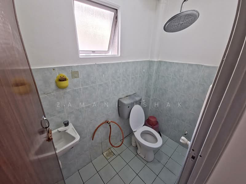 Pangsapuri untuk Dijual di Astana Alam Apartment 3 - Zamani Ishak - Bathroom - PropertyGuru.com.my