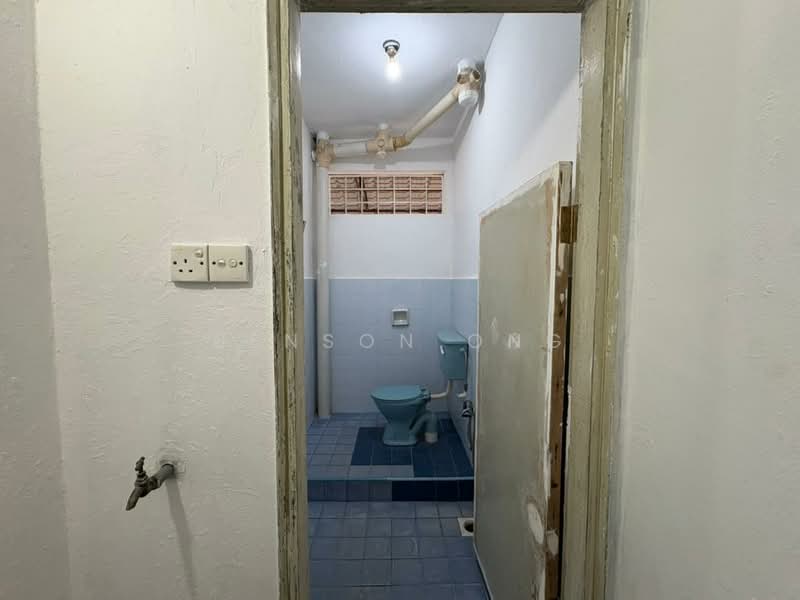 Semi-Detached House for Sale in Taman Bukit Kempas (Tampoi) - Benson Ong - Bathroom - PropertyGuru.com.my