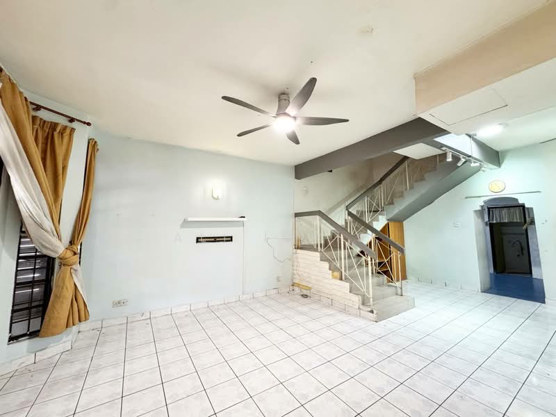 Rumah Teres 2 Tingkat untuk Dijual di Seksyen 4 (Bangi) - Ali Idris - Living Room - PropertyGuru.com.my