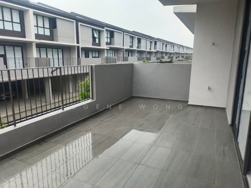 Rumah Teres 2.5 Tingkat untuk Dijual di Taman Bukit Serdang (Seri Kembangan) - Eugene Wong - Balcony - PropertyGuru.com.my