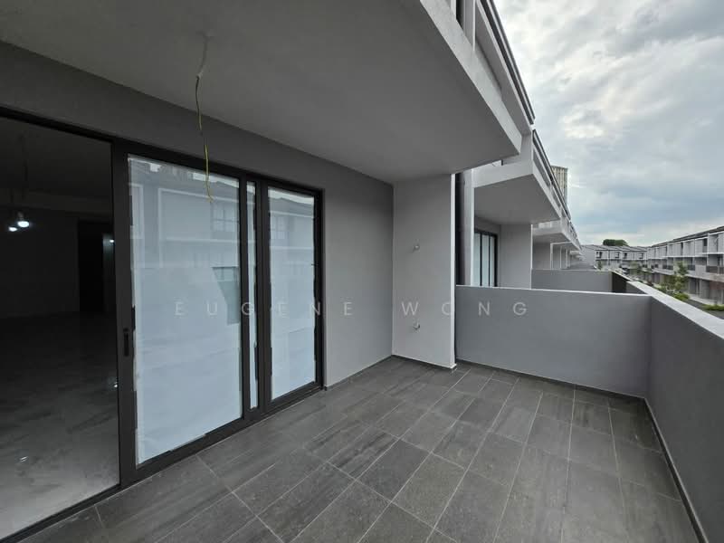 Rumah Teres 2.5 Tingkat untuk Dijual di Taman Bukit Serdang (Seri Kembangan) - Eugene Wong - Balcony - PropertyGuru.com.my