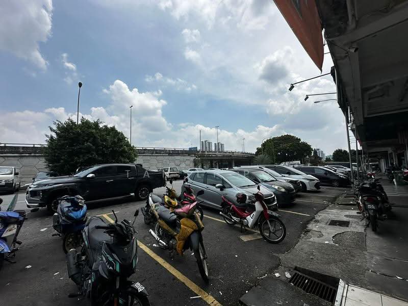 Shop for Sale in TAMAN PUCHONG UTAMA (Puchong) - Lily Tan - Exterior - PropertyGuru.com.my