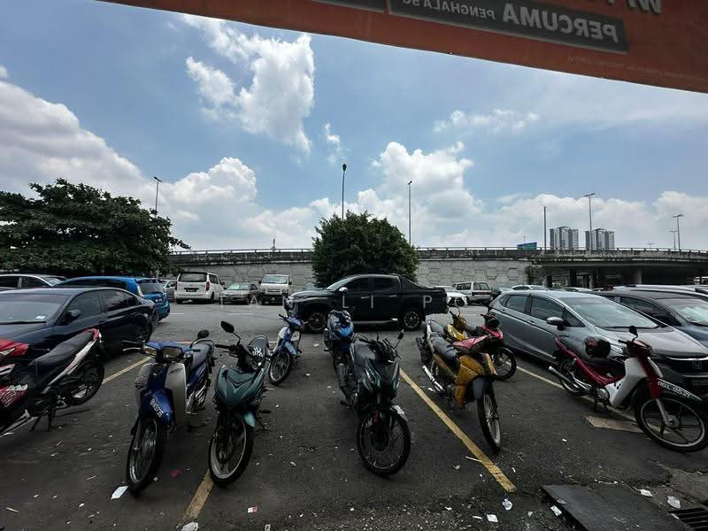 Shop for Sale in TAMAN PUCHONG UTAMA (Puchong) - Lily Tan - Exterior - PropertyGuru.com.my