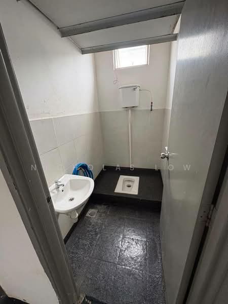 Shop for Rent in Taman Nusantara (Iskandar Puteri (Nusajaya)) - Nicholas Low - Bathroom - PropertyGuru.com.my