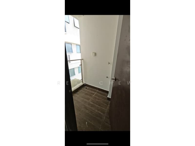 Kondominium untuk Dijual di Kings Bay @ Country Garden Danga Bay - Real Chew - Balcony - PropertyGuru.com.my