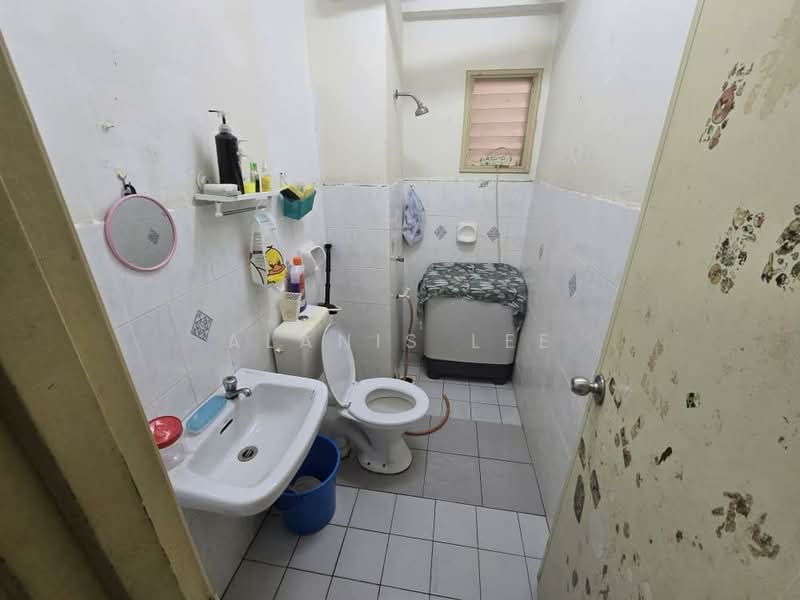 Pangsapuri untuk Dijual di Vista Seri Alam - Alanis Lee - Bathroom - PropertyGuru.com.my