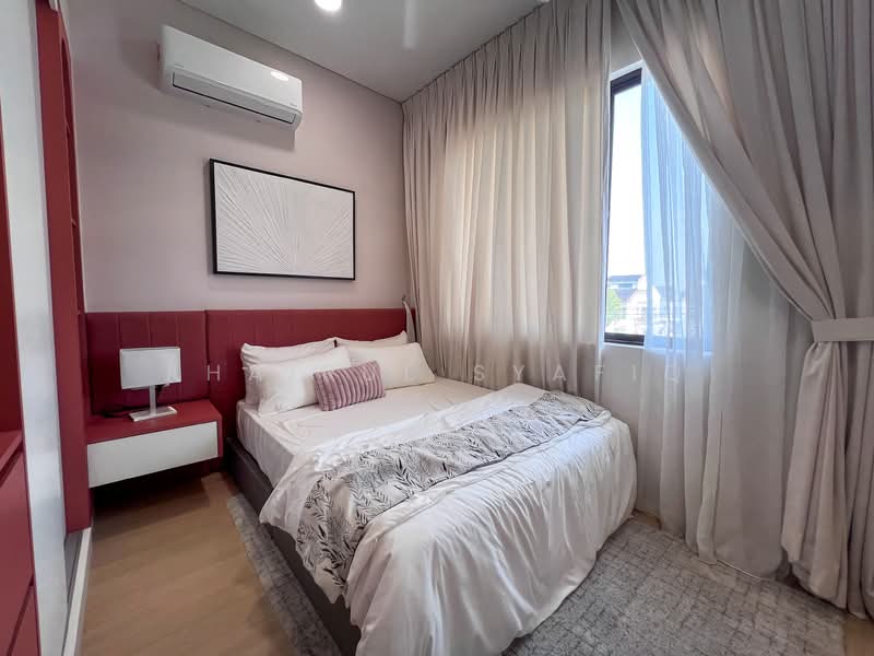 2-storey Terraced House for Sale in Puncak Bestari (Puncak Alam) - Khairul Syafiq - Bedroom 1 - PropertyGuru.com.my
