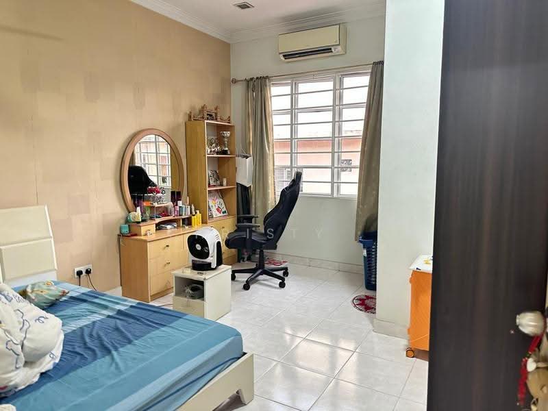 Rumah Berkembar untuk Dijual di Taman Bukit Serdang (Seri Kembangan) - Christy Chan - Bedroom - PropertyGuru.com.my